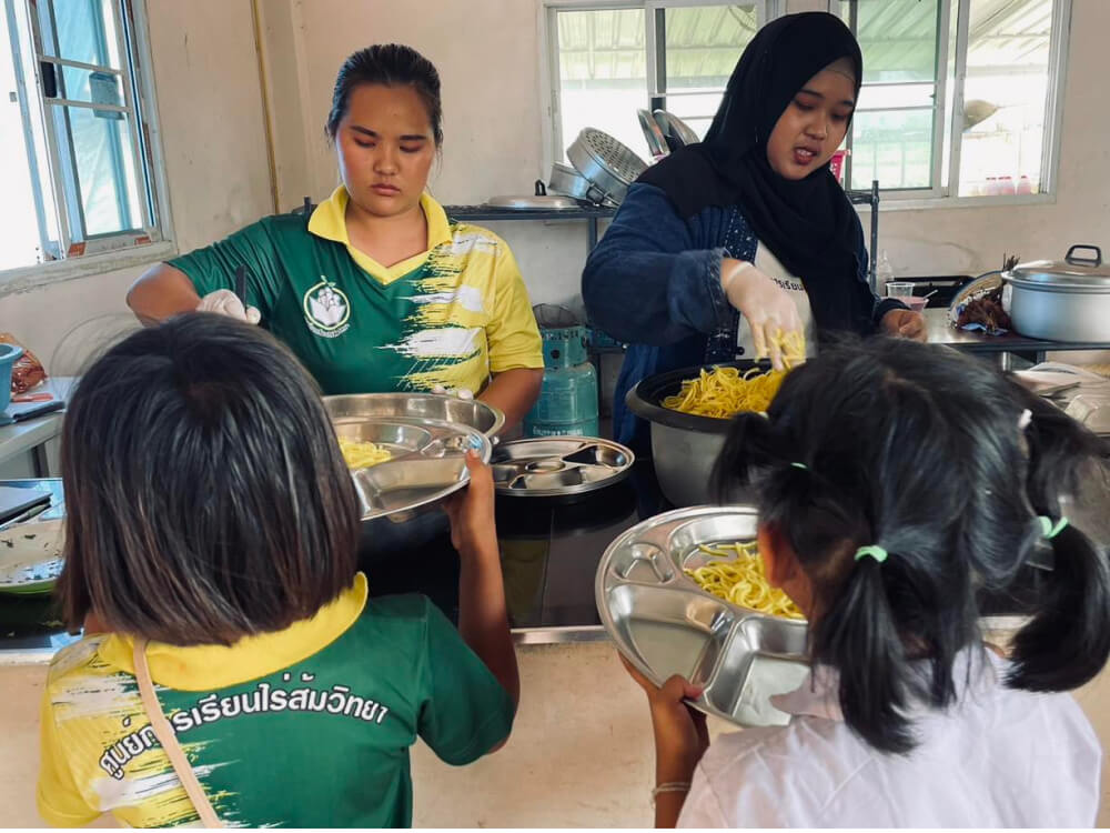 ข้าวกลางวันเพื่อเด็กชายขอบ